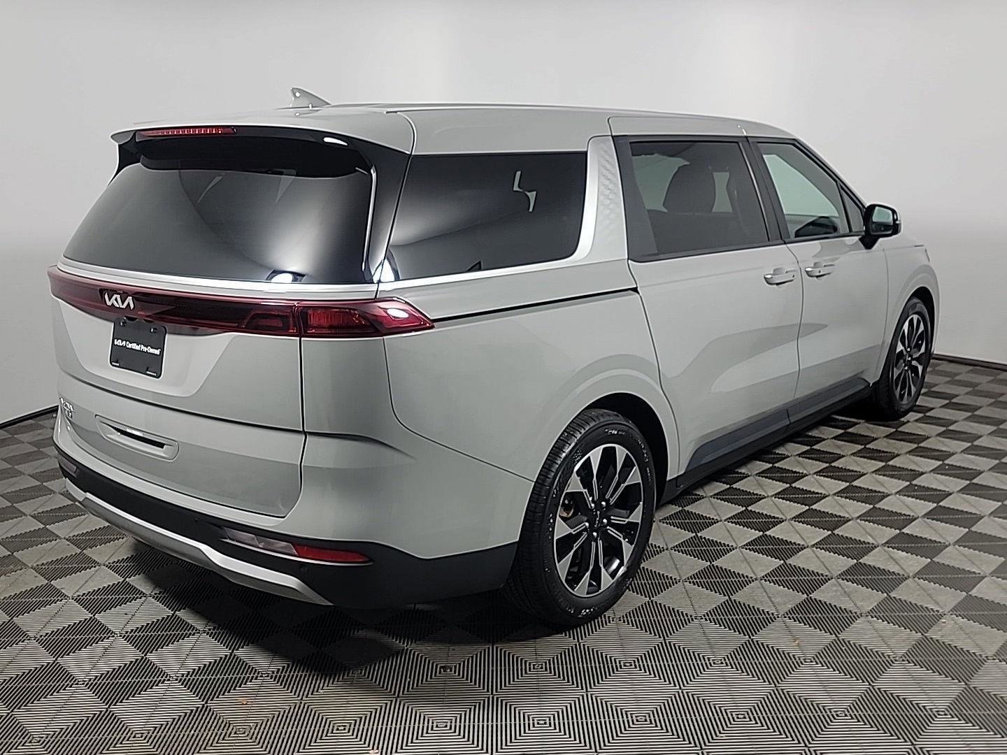 Used 2024 Kia Carnival EX image 4