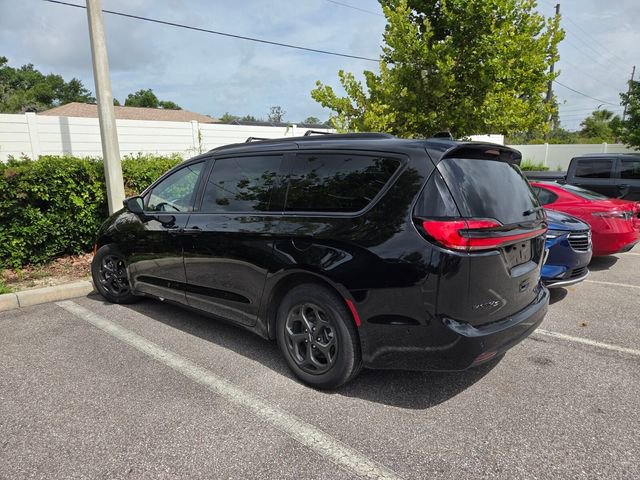 Used 2025 Chrysler Pacifica Premium FWD image 4