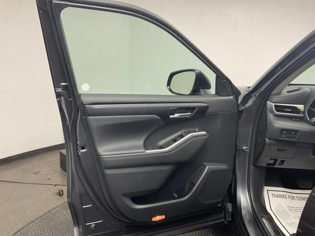 Used 2023 Toyota Highlander XLE AWD/4WD image 9