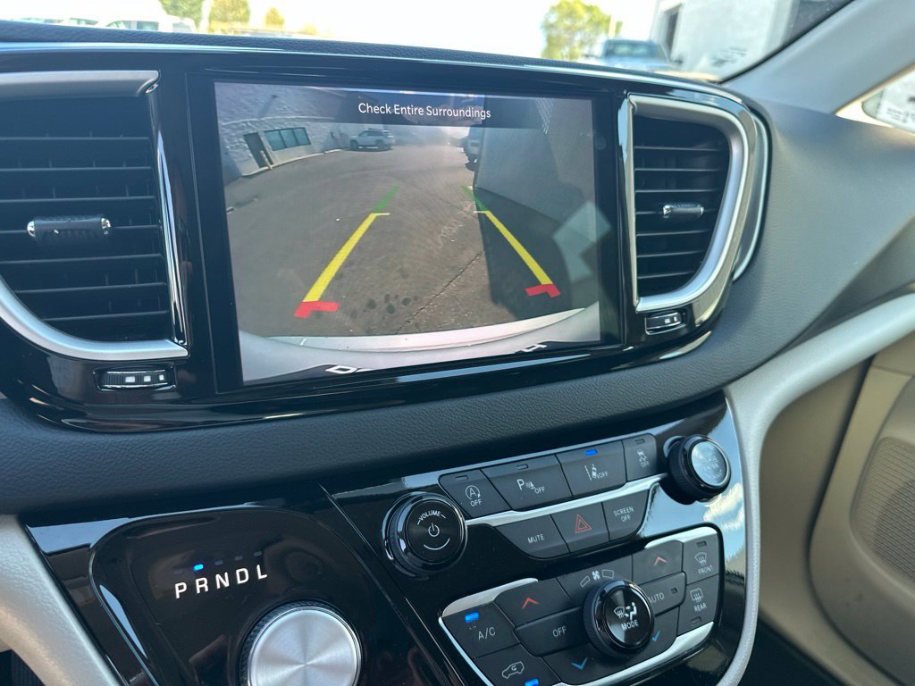 Certified 2024 Chrysler Pacifica Touring-L FWD image 21