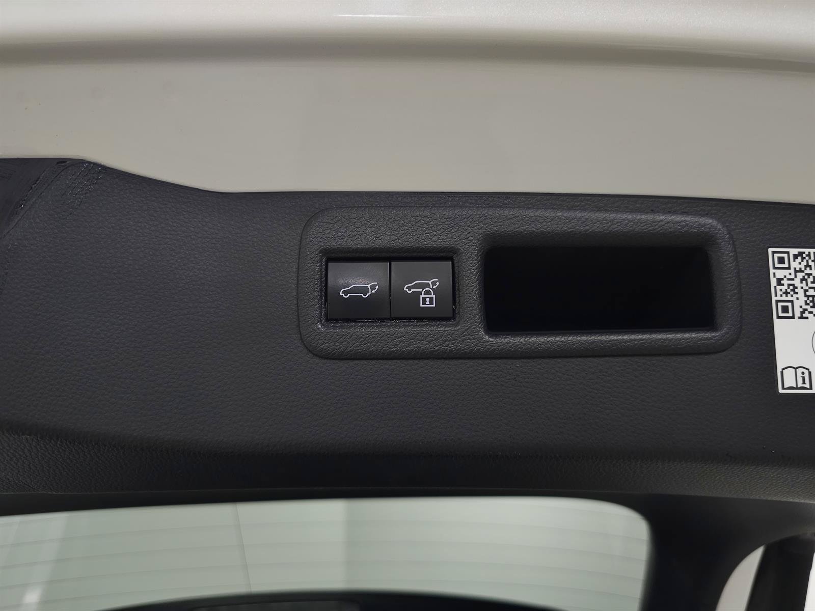 Used 2022 Toyota Venza LE AWD/4WD image 9