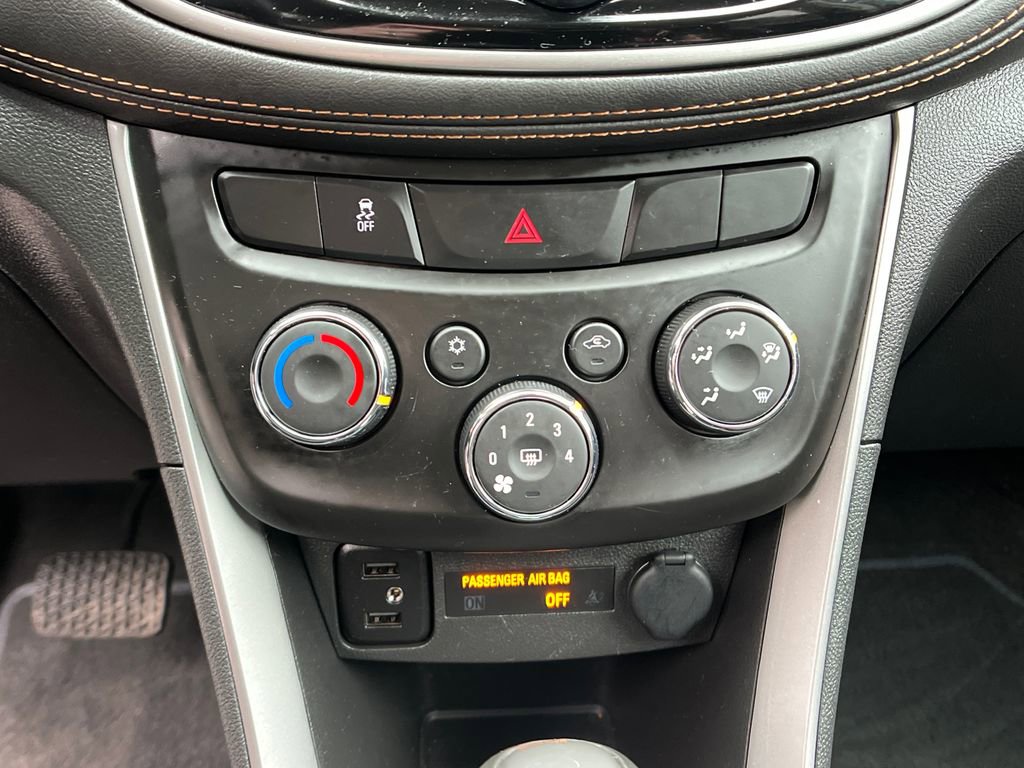 Used 2022 Chevrolet Trax LT w/ LT Convenience Package image 17