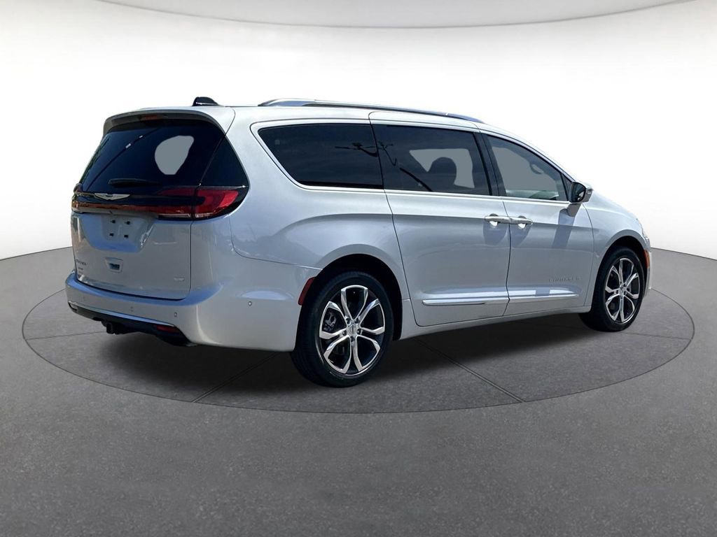 Used 2024 Chrysler Pacifica Pinnacle w/ Trailer Tow Group AWD/4WD image 6