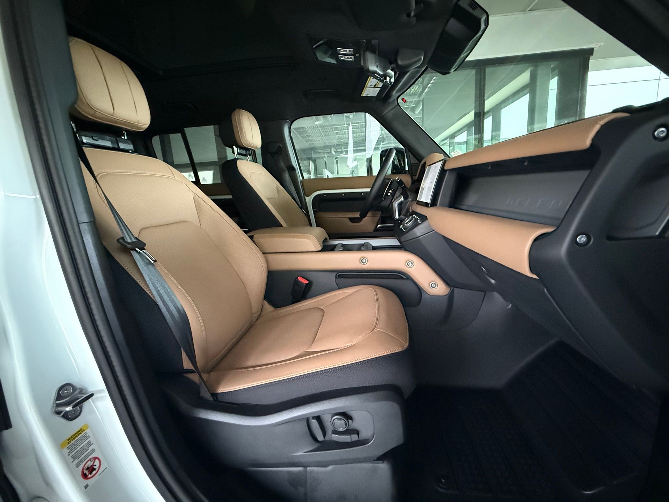 Used 2025 Land Rover Defender 110 V8 image 32