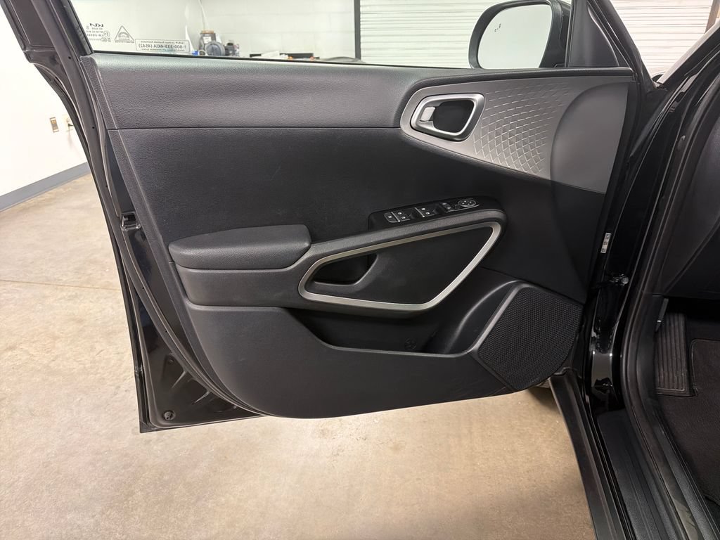 Used 2025 Kia Soul LX w/ LX Technology Package FWD image 21