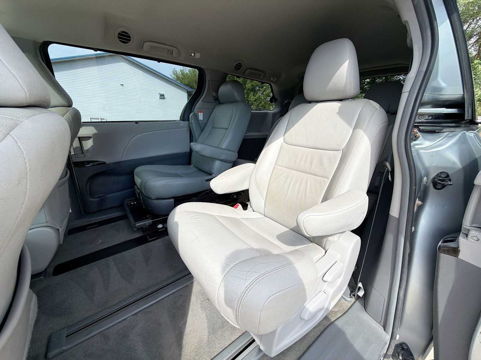 Used 2017 Toyota Sienna XLE AWD/4WD image 17
