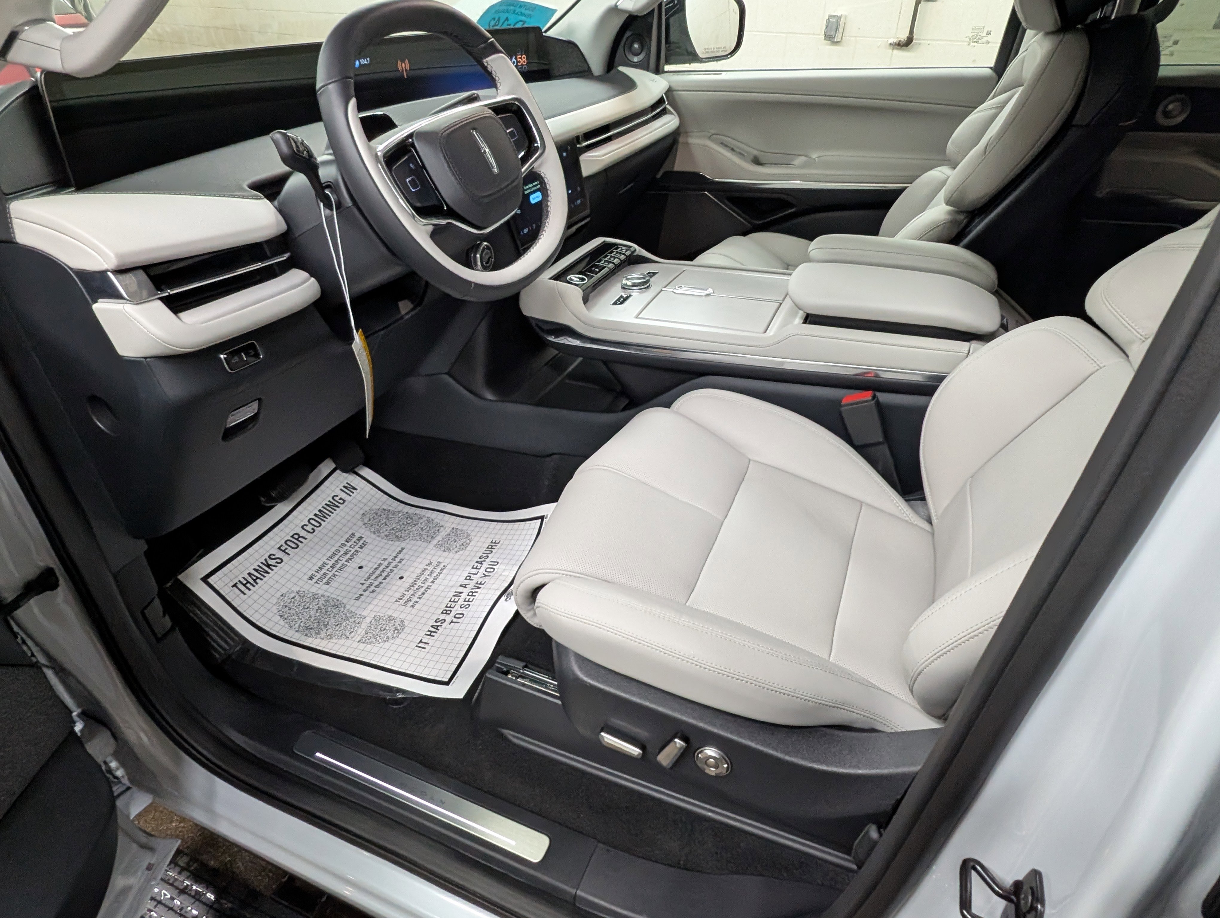 New 2025 Lincoln Navigator L Reserve AWD/4WD image 13