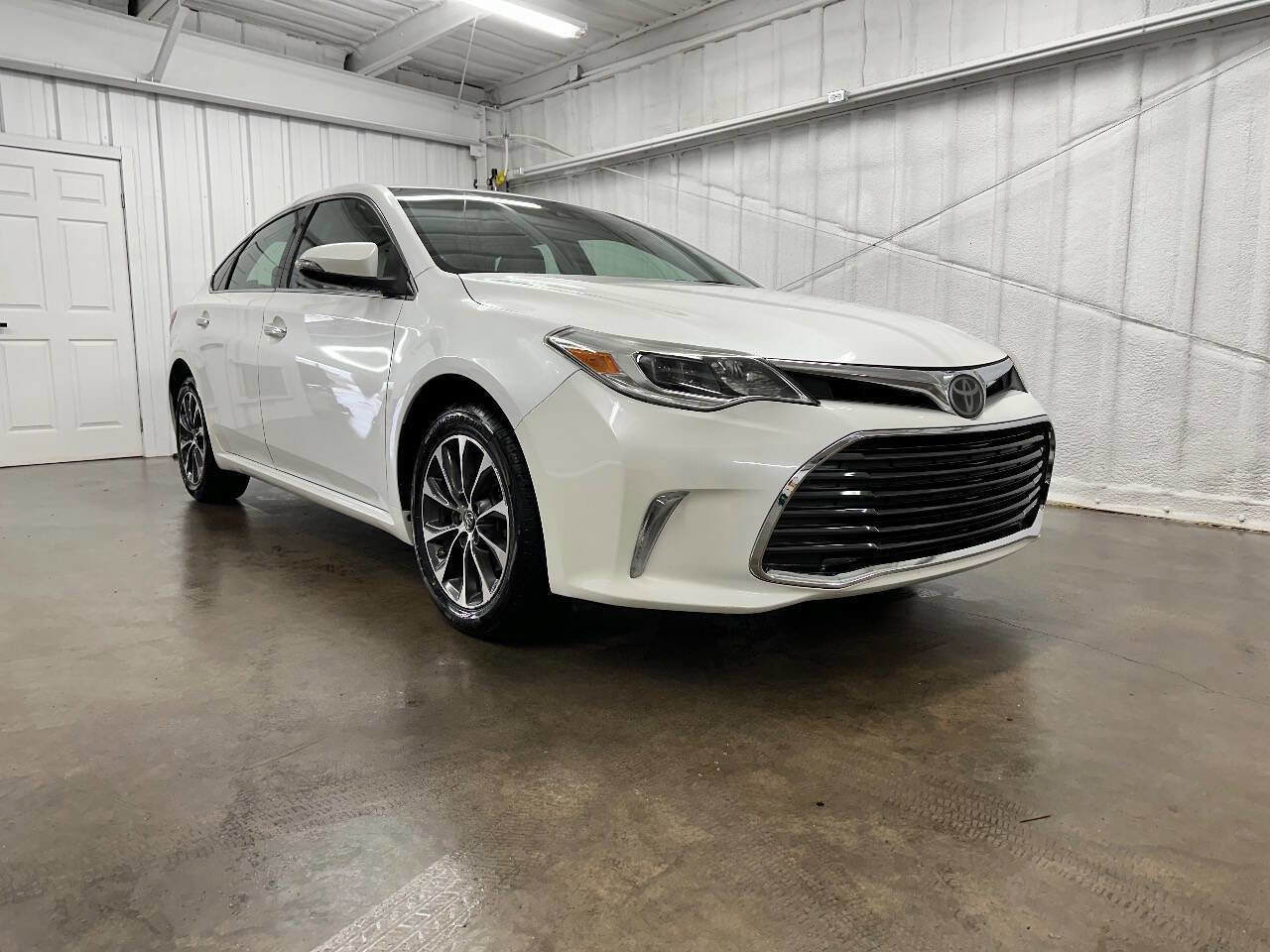 Used 2018 Toyota Avalon XLE image 3