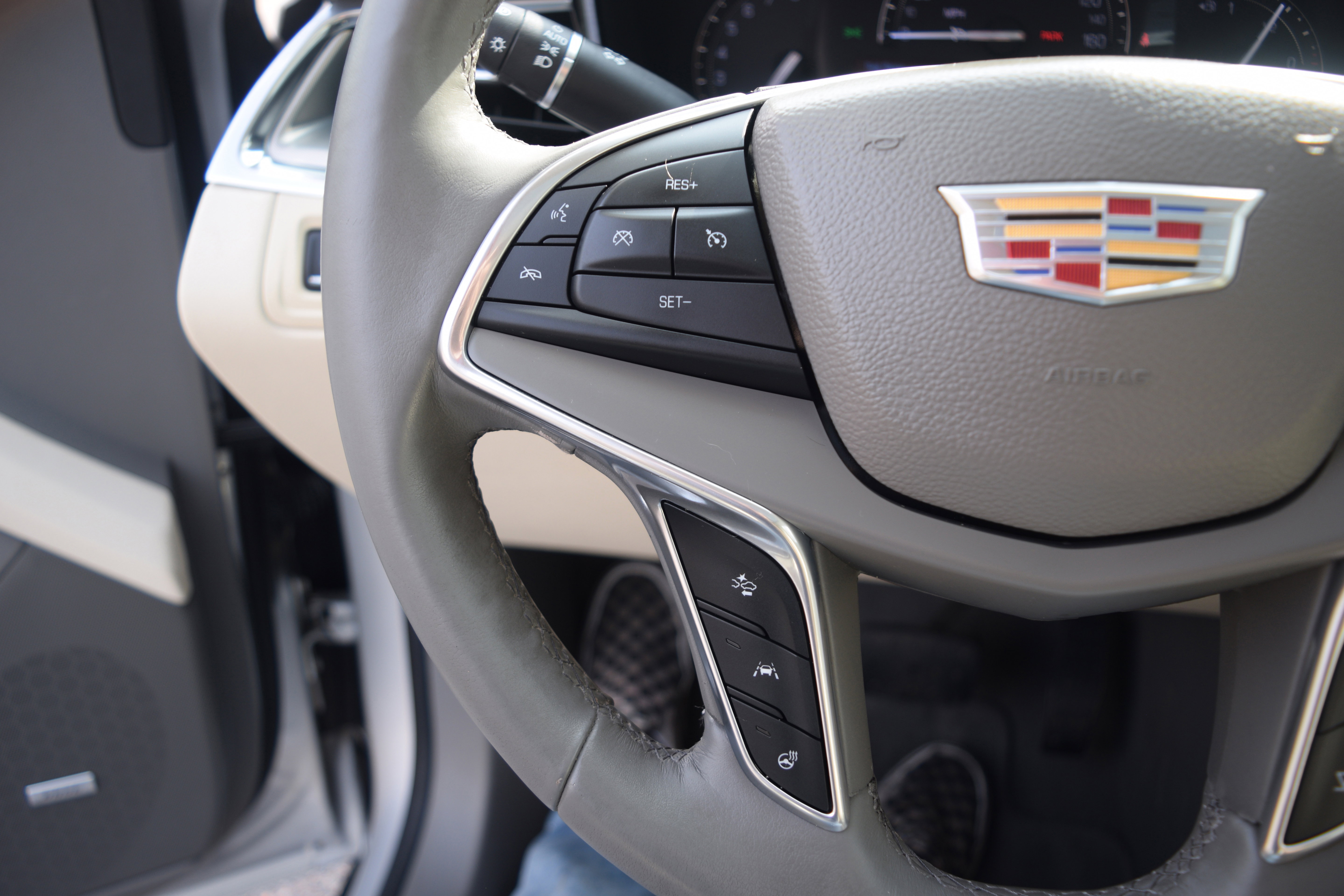 Used 2017 Cadillac XT5 Luxury w/ Driver Awareness Package FWD image 6