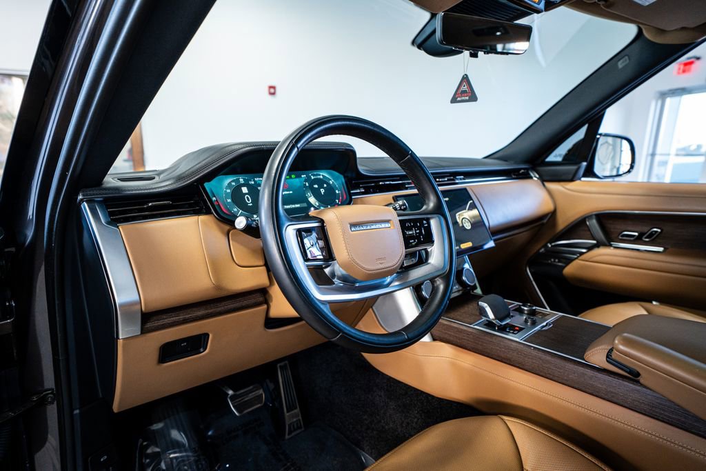 Used 2023 Land Rover Range Rover Long Wheelbase SE image 31