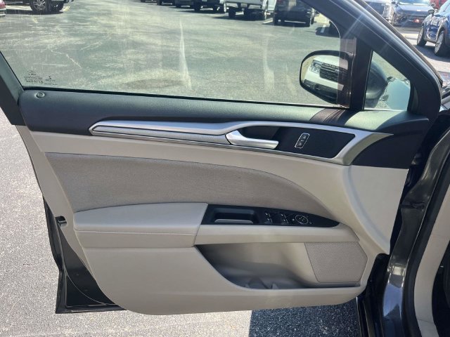Used 2019 Ford Fusion SE FWD image 17