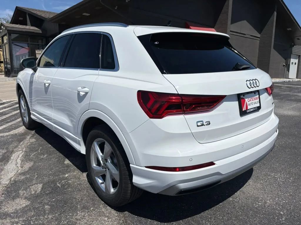 Used 2020 Audi Q3 2.0T Premium w/ Convenience Package AWD/4WD image 3