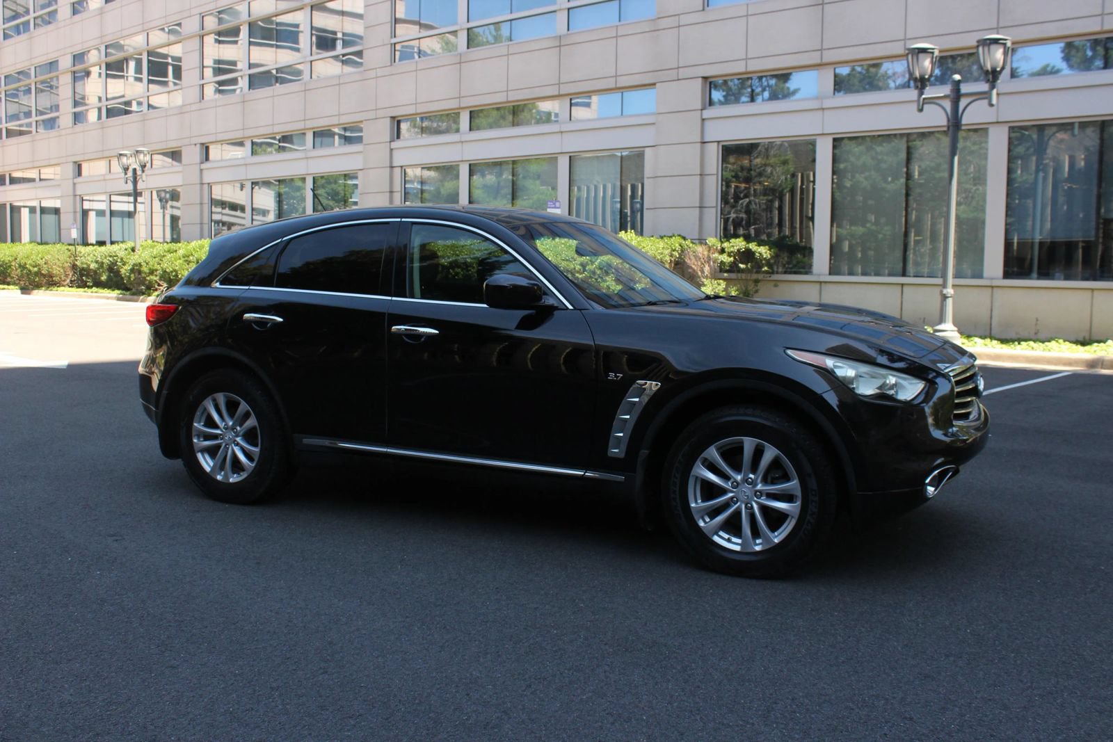 Used 2016 INFINITI QX70 AWD image 2