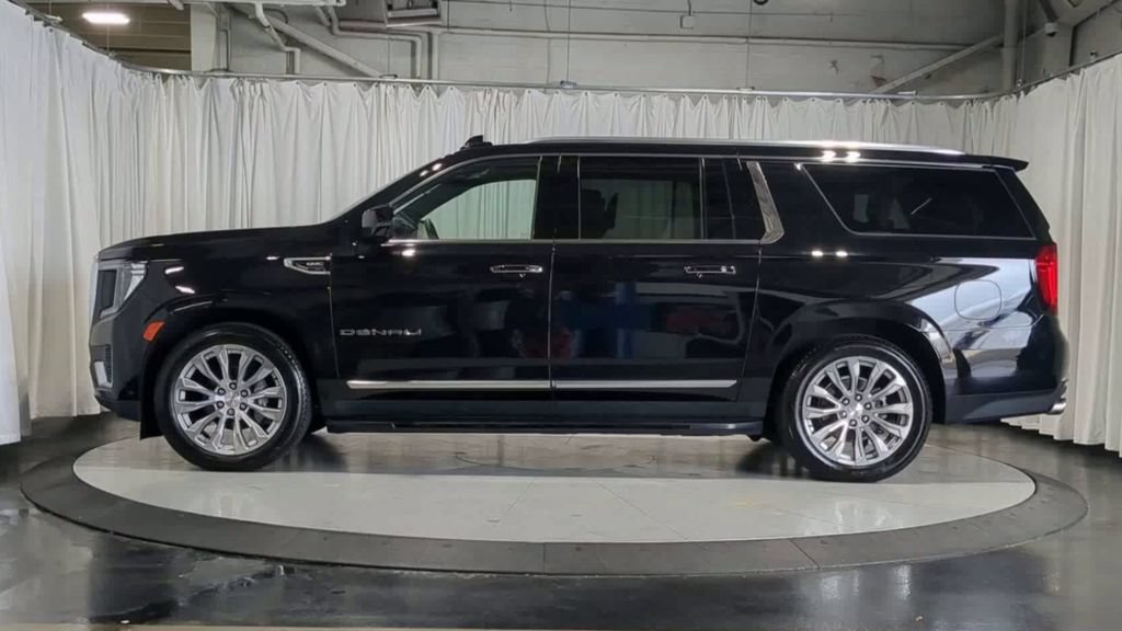 Used 2024 GMC Yukon XL Denali w/ Advanced Technology Package AWD/4WD image 5