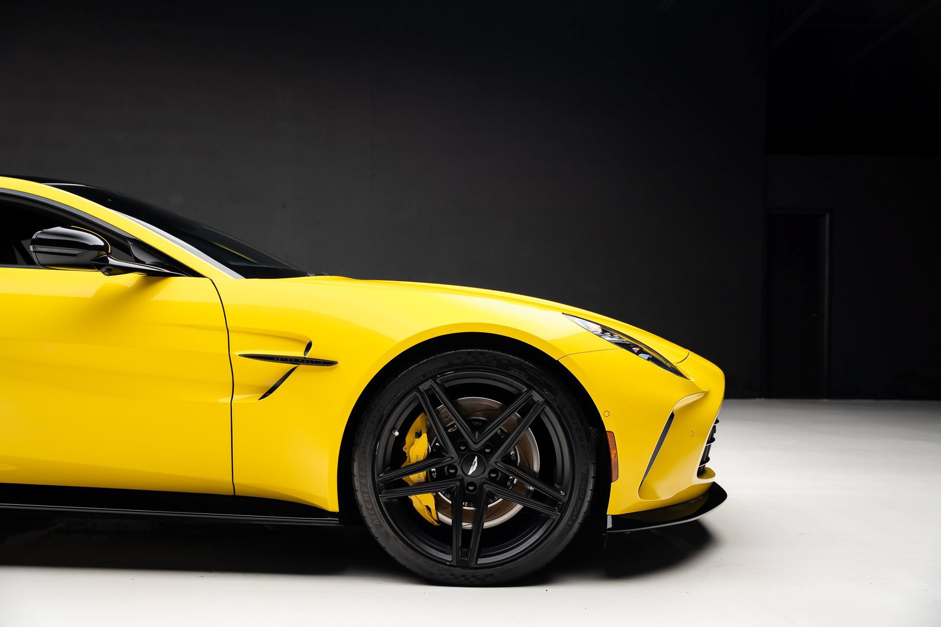 Used 2025 Aston Martin V8 Vantage Coupe RWD image 38
