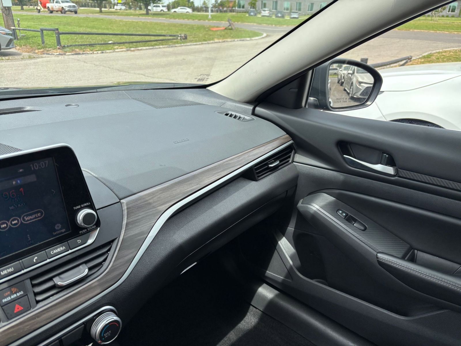 Used 2025 Nissan Altima 2.5 SV FWD image 35