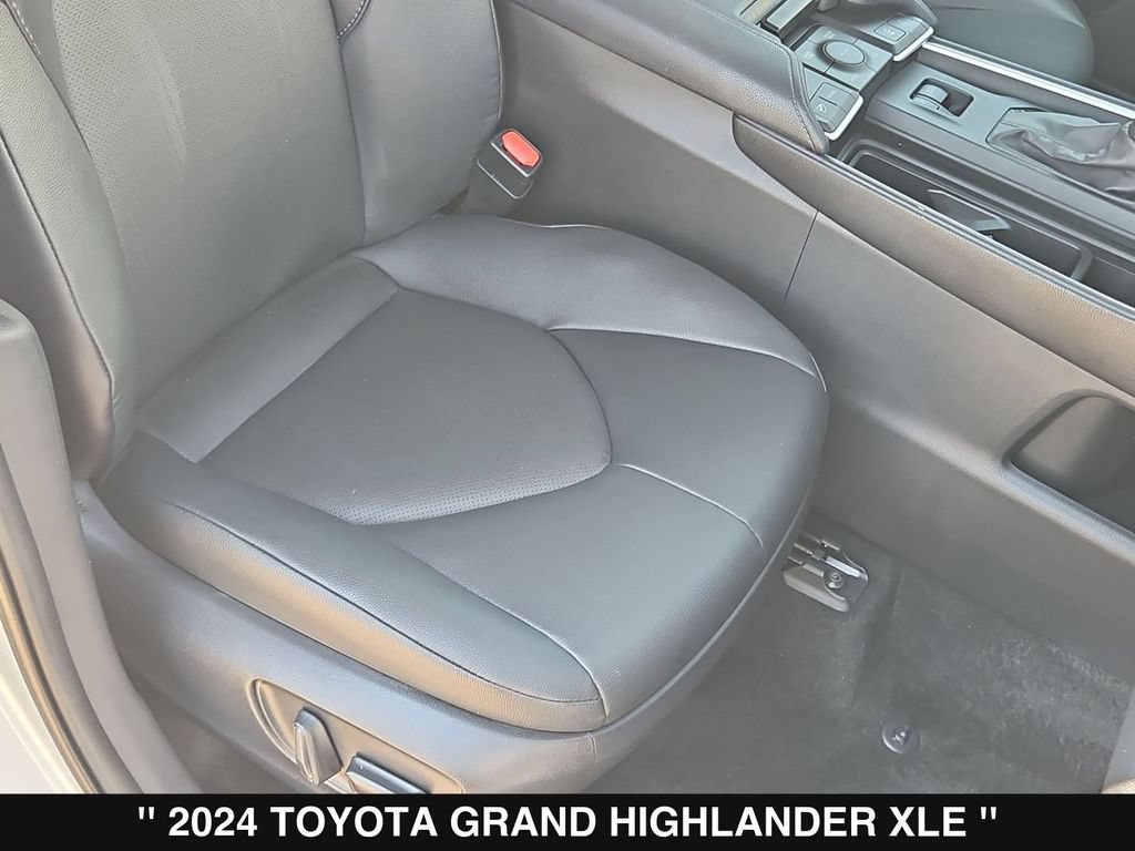 Used 2024 Toyota Grand Highlander AWD image 32