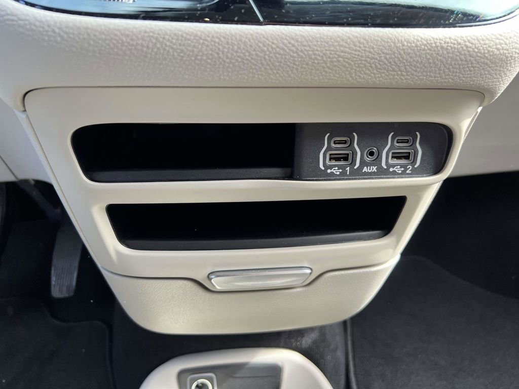 Used 2023 Chrysler Pacifica Touring-L image 25