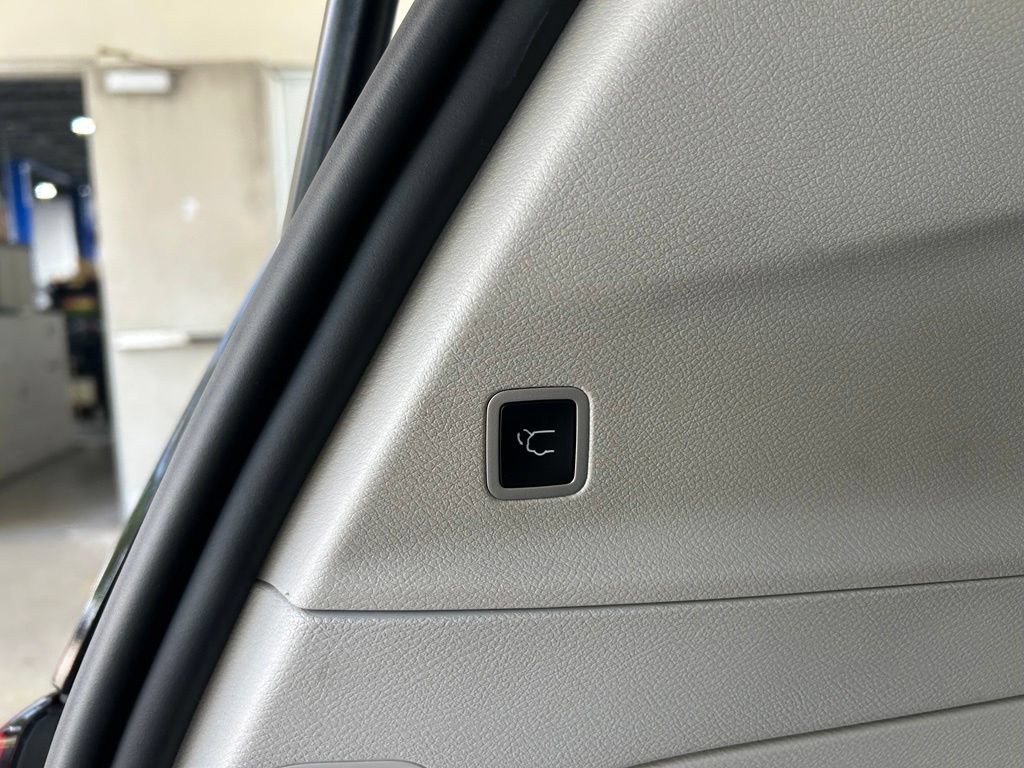 Used 2024 Chrysler Pacifica Touring-L FWD image 33