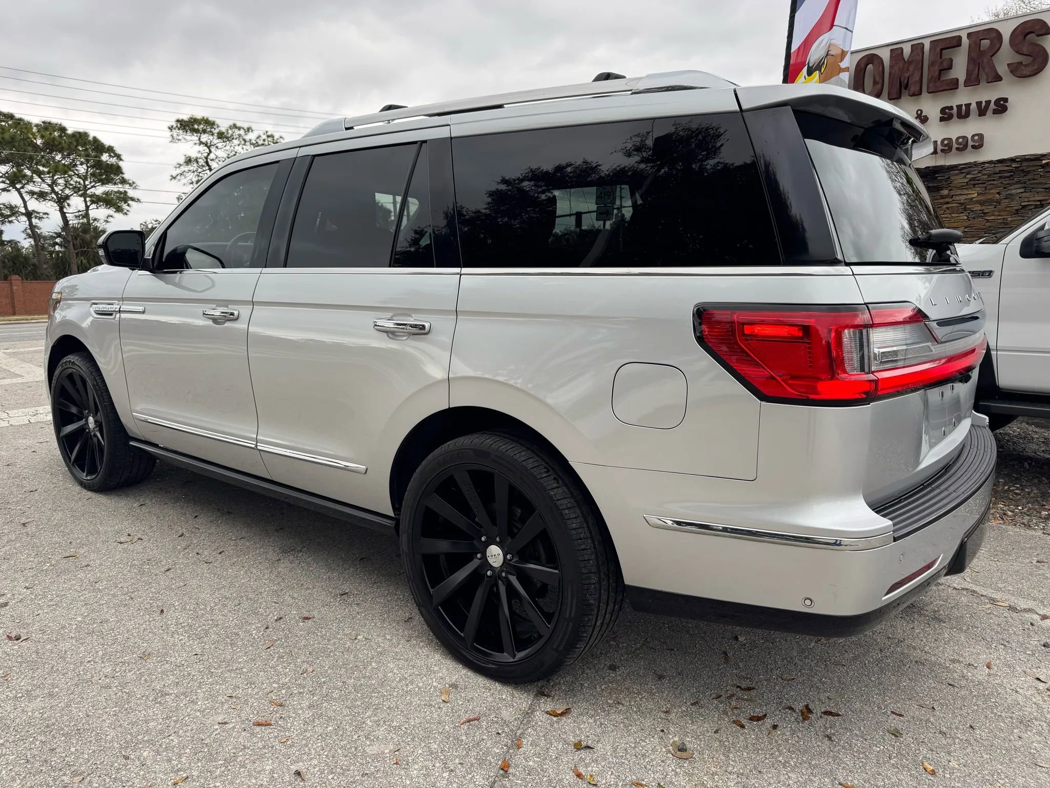 Used 2018 Lincoln Navigator Select w/ Technology Package AWD/4WD image 4