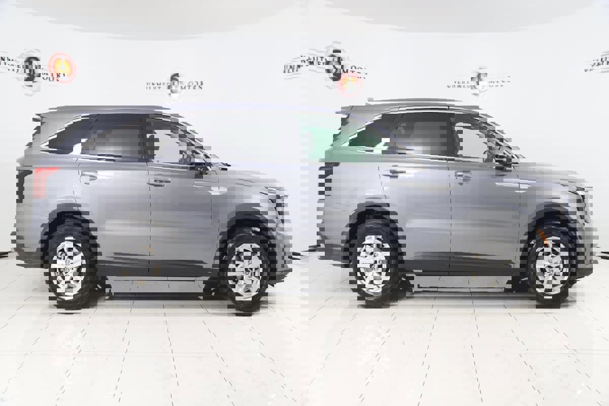 Used 2025 Kia Sorento LX image 2