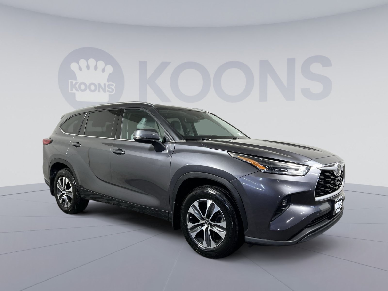 Used 2021 Toyota Highlander XLE AWD/4WD image 2