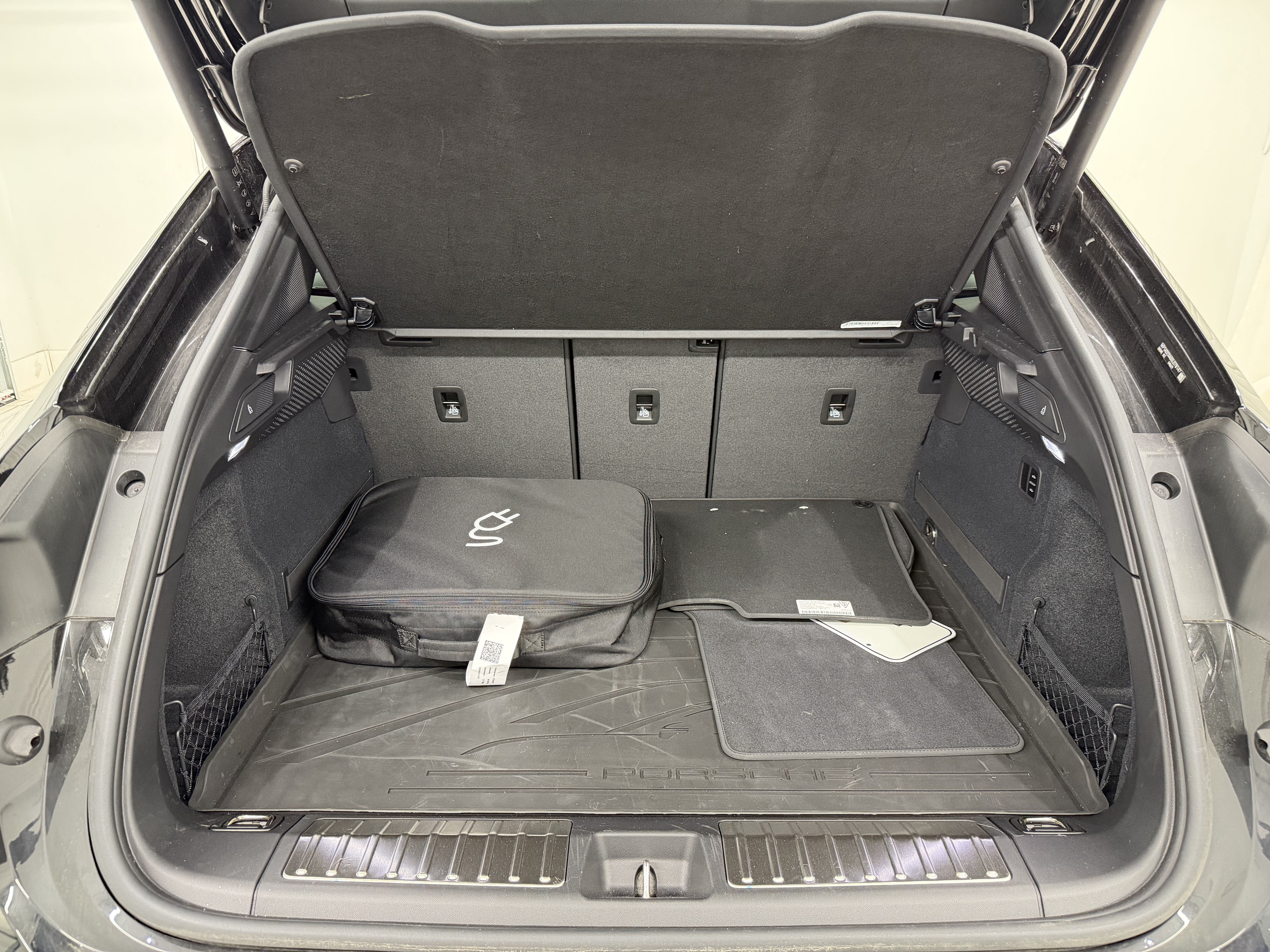 Certified 2025 Porsche Macan Electric RWD image 56