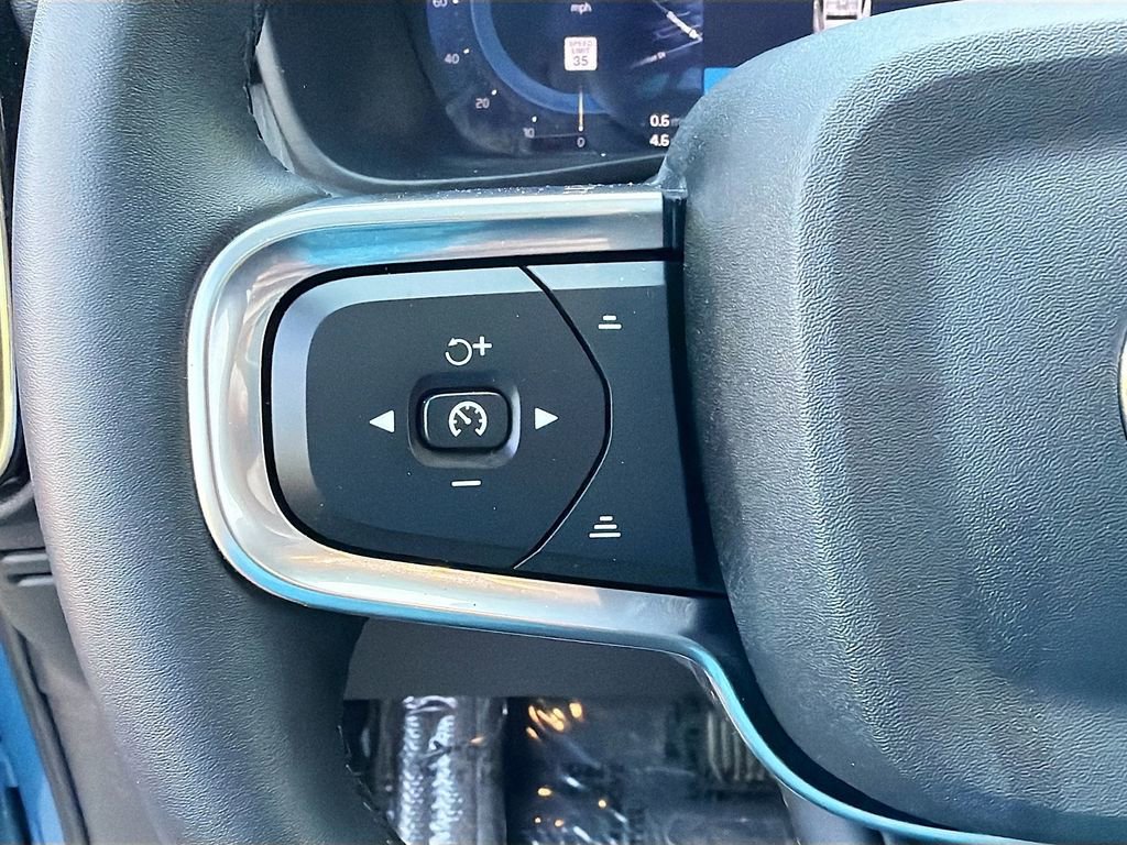 Used 2025 Volvo XC40 B5 Plus image 15