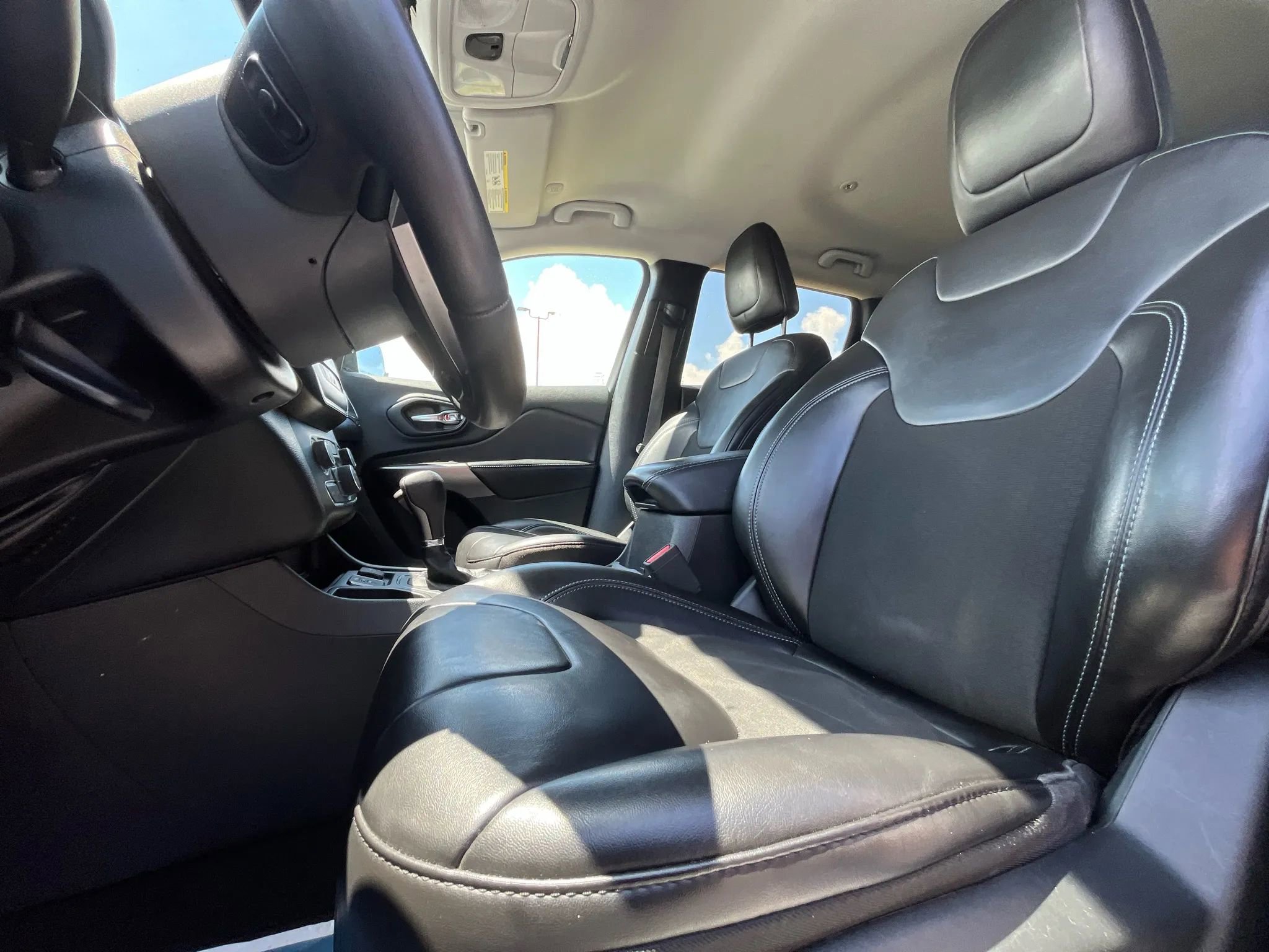 Used 2020 Jeep Cherokee Latitude Plus image 14