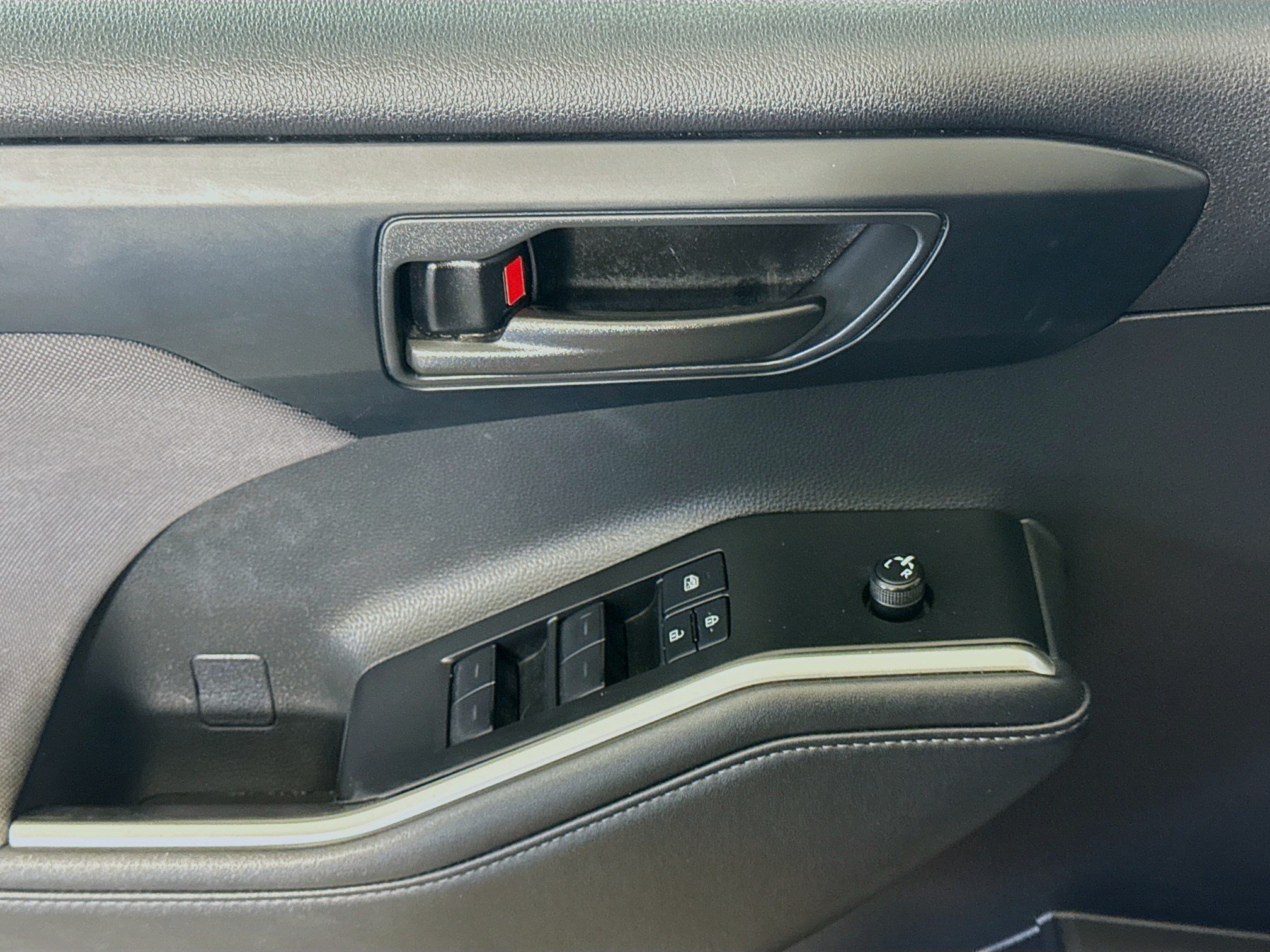 Used 2021 Toyota Highlander LE FWD image 24