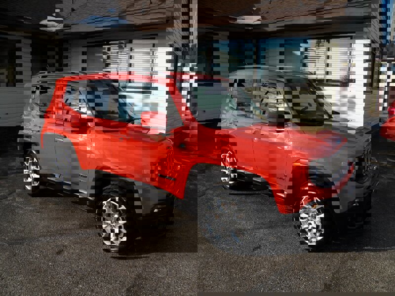 Used 2016 Jeep Renegade Latitude w/ Cold Weather Group image 1