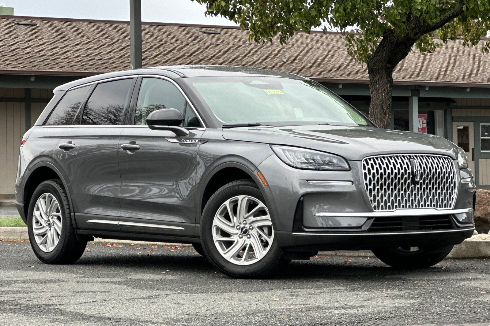 Used 2025 Lincoln Corsair FWD w/ Rear Removable Package Tray image 2