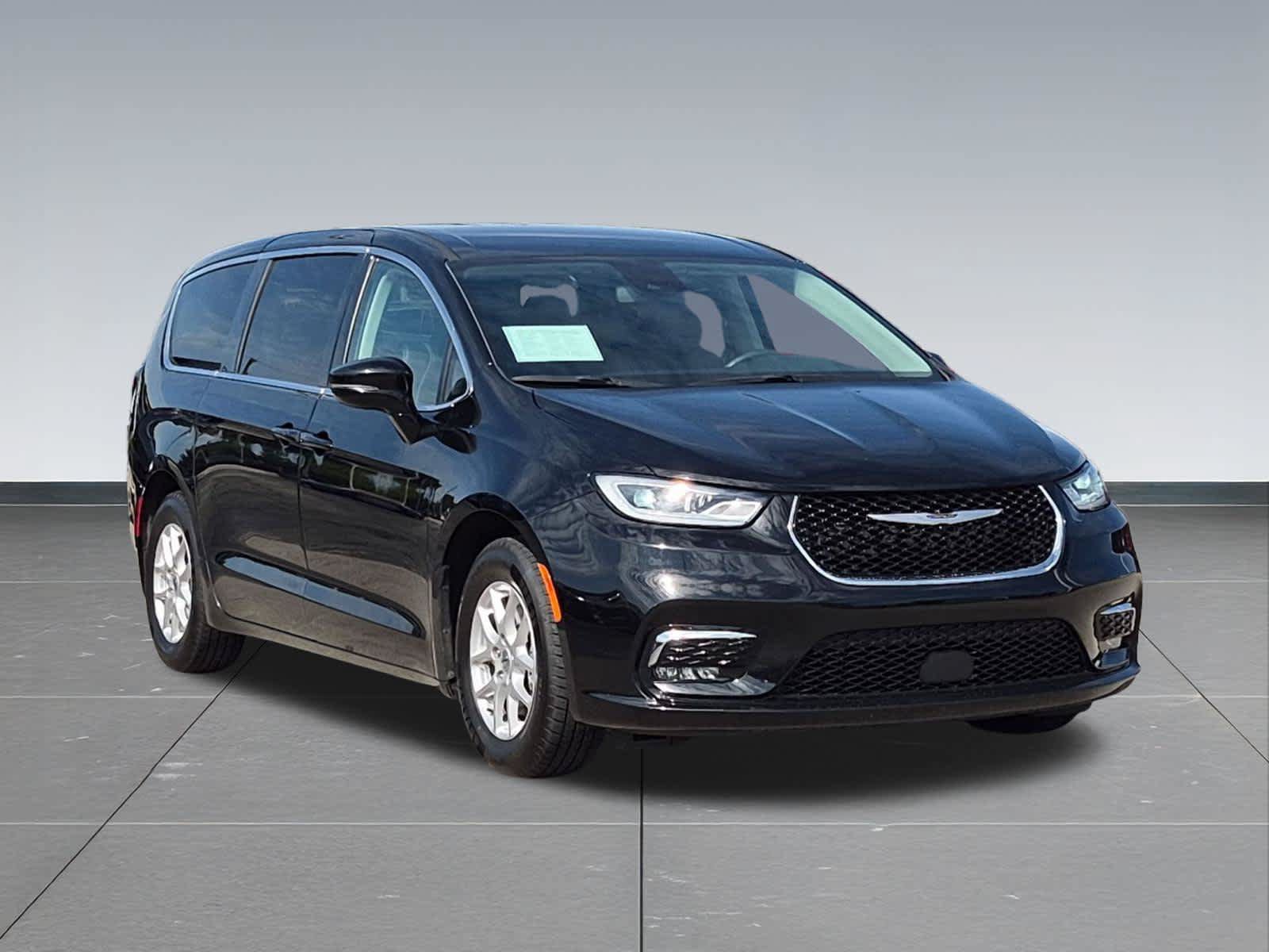 Used 2024 Chrysler Pacifica Touring-L FWD image 8