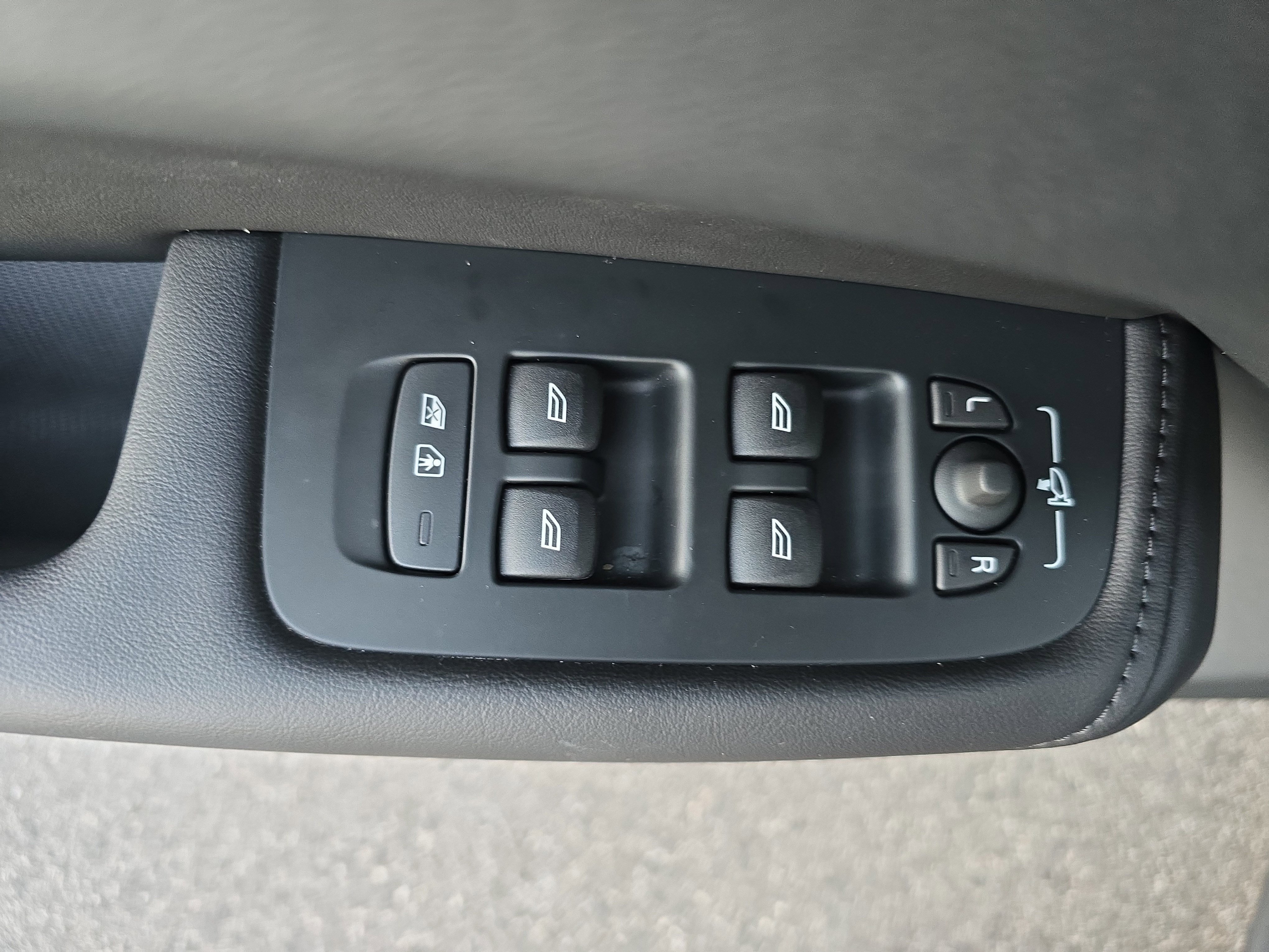 Used 2023 Volvo XC60 B5 Plus w/ Climate Package image 27