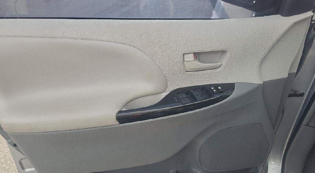 Used 2014 Toyota Sienna LE FWD image 6