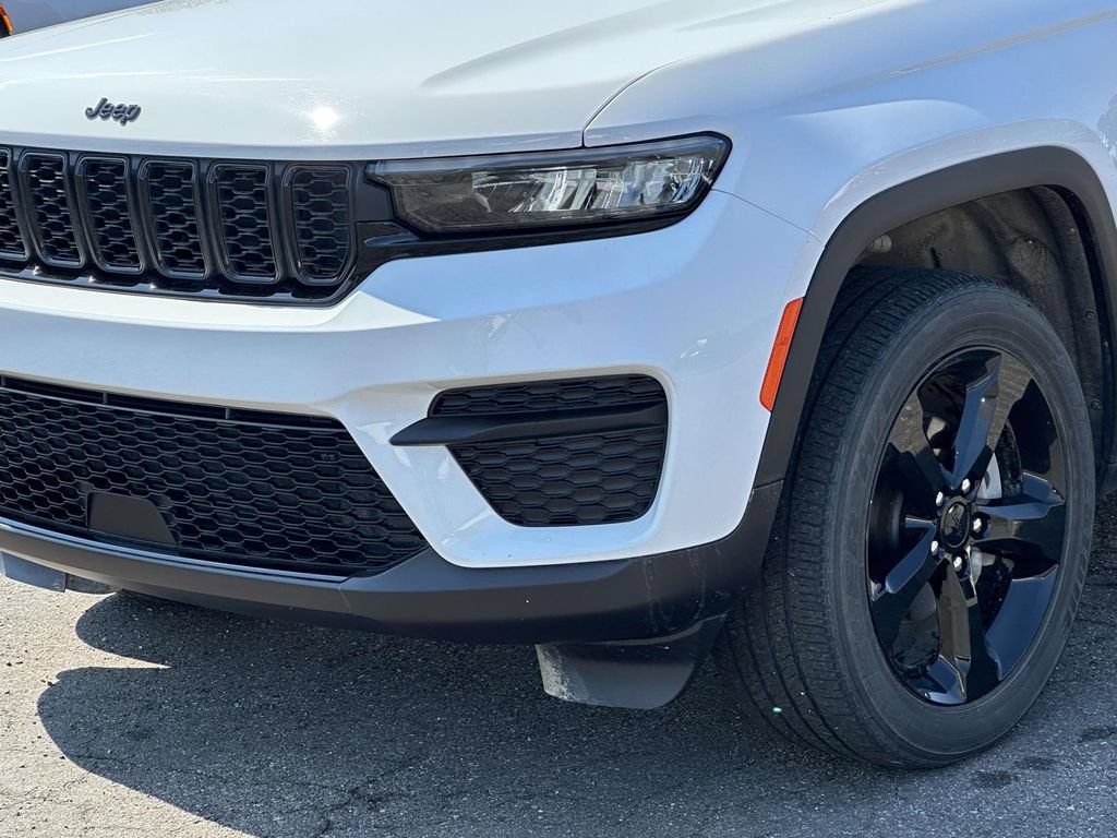 Certified 2024 Jeep Grand Cherokee Altitude AWD/4WD image 8