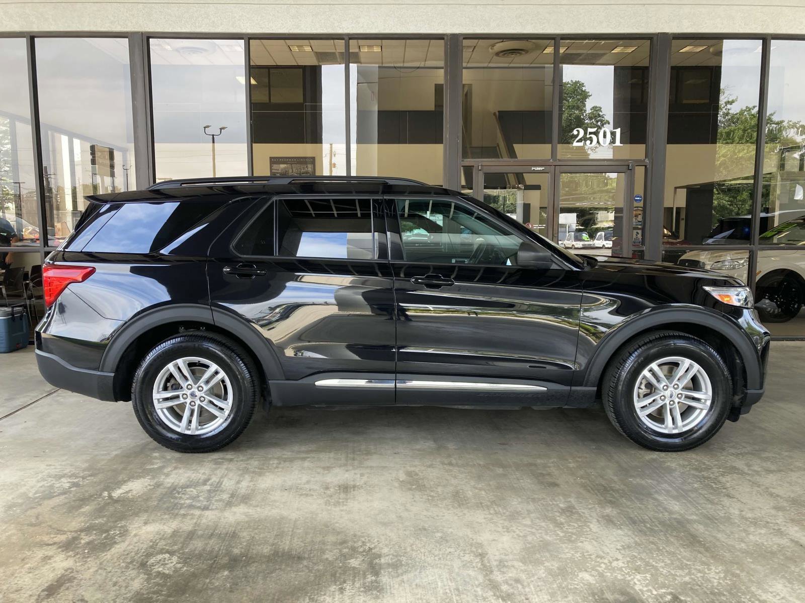 Used 2022 Ford Explorer XLT RWD image 2