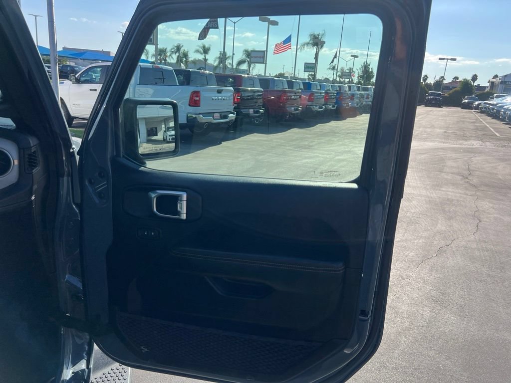 Used 2025 Jeep Wrangler Unlimited Sahara AWD/4WD image 29