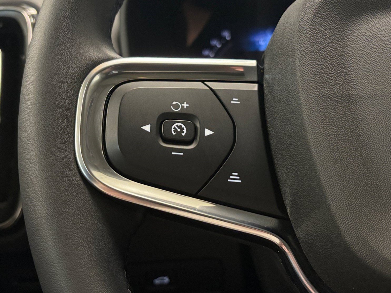 Used 2023 Volvo XC40 B5 Plus w/ Driver Assist Package AWD/4WD image 35