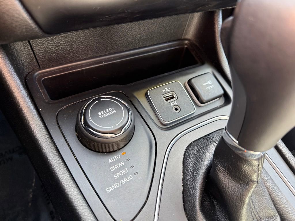 Used 2019 Jeep Cherokee Latitude Plus image 29