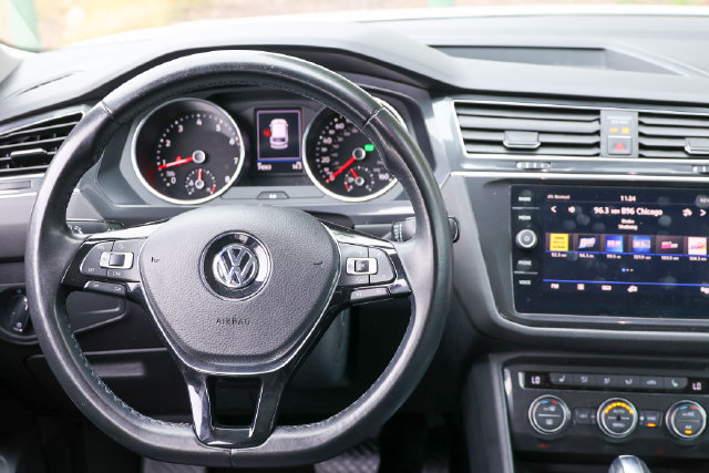 Used 2018 Volkswagen Tiguan SE w/ Panoramic Sunroof Package AWD/4WD image 7