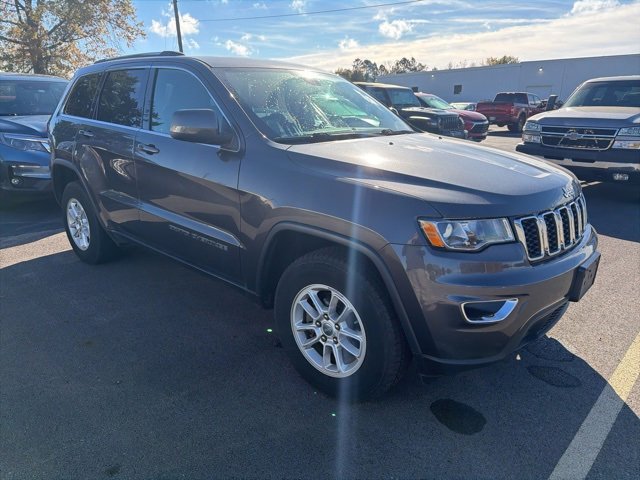 Used 2020 Jeep Grand Cherokee Laredo image 2
