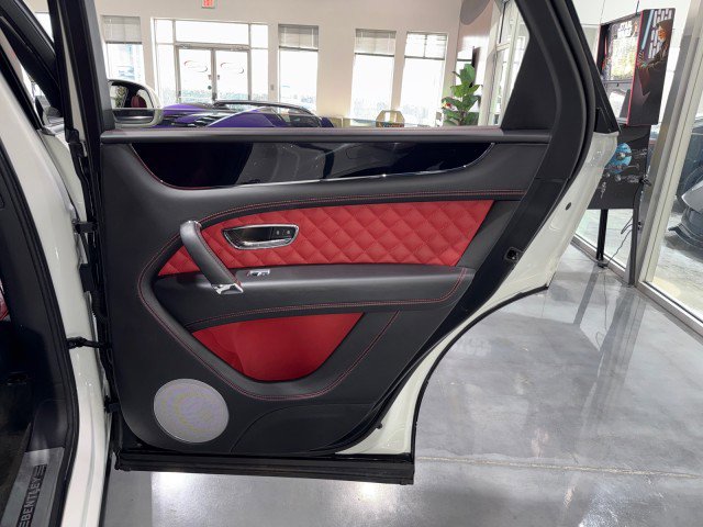 Used 2018 Bentley Bentayga image 56