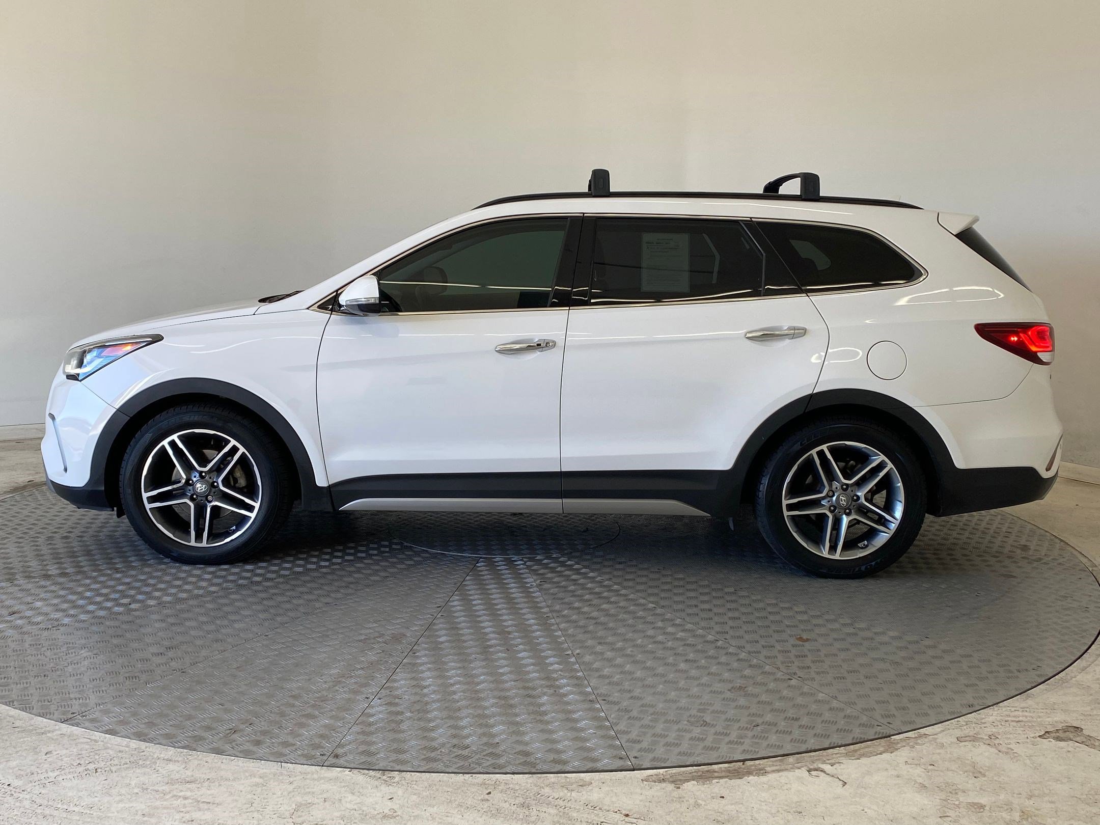 Used 2017 Hyundai Santa Fe Limited AWD/4WD image 2