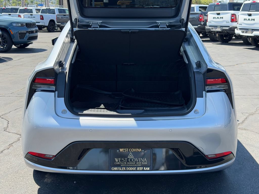 Used 2023 Toyota Prius XLE FWD image 11