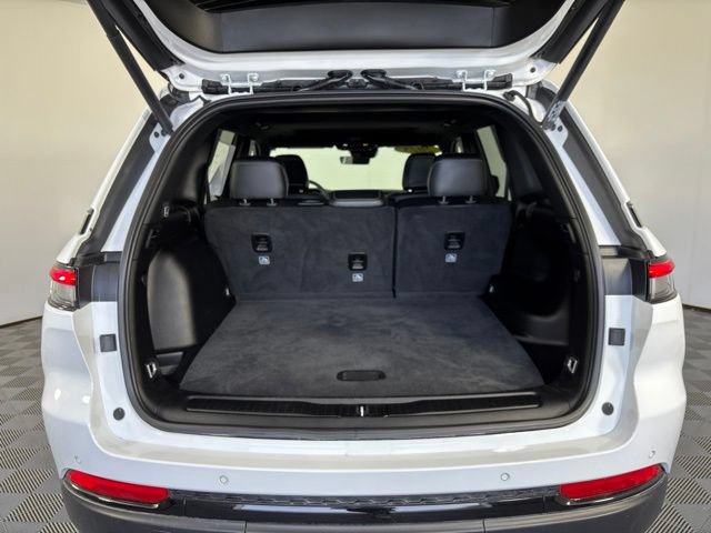 Used 2025 Jeep Grand Cherokee Altitude w/ Trailer Tow Package AWD/4WD image 39