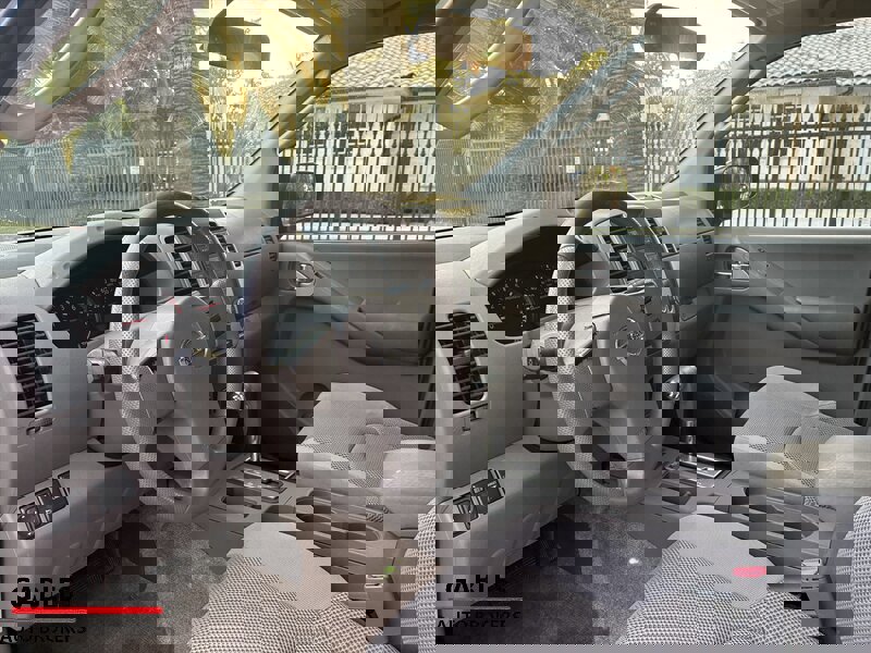 Used 2010 Nissan Frontier SE image 13