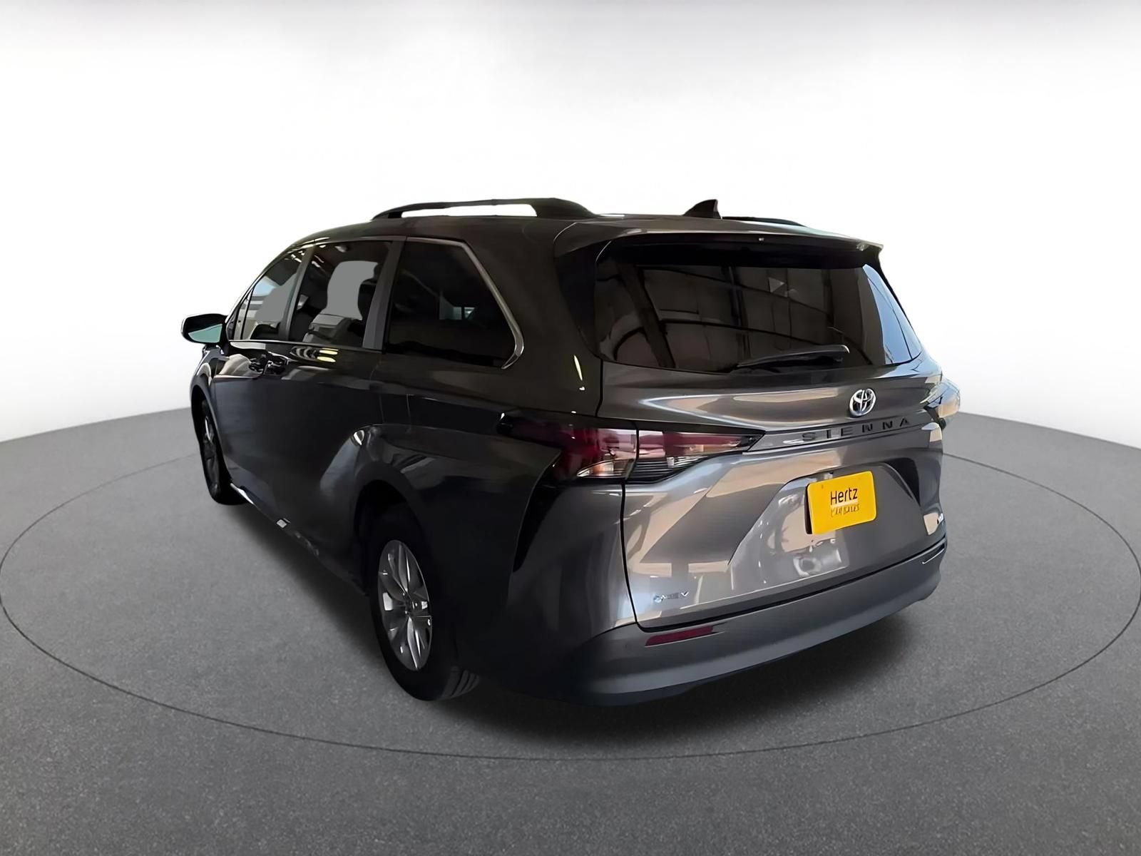 Used 2025 Toyota Sienna XLE FWD image 9