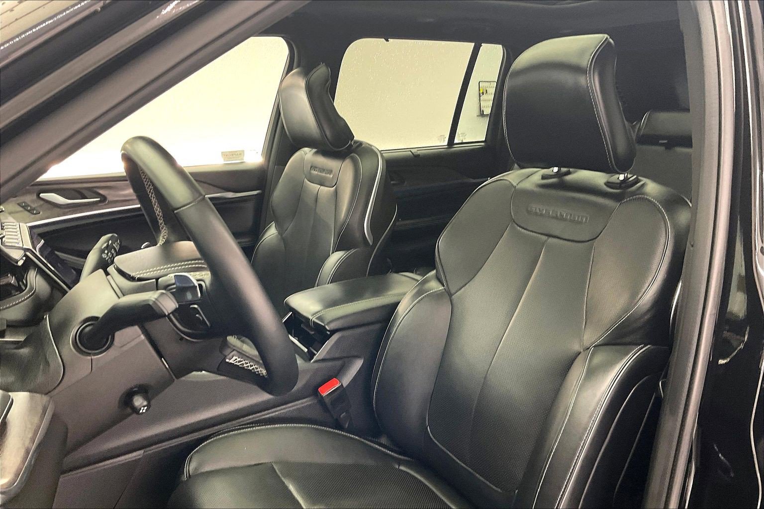 Used 2023 Jeep Grand Cherokee Overland w/ Advanced Protech Group III AWD/4WD image 17