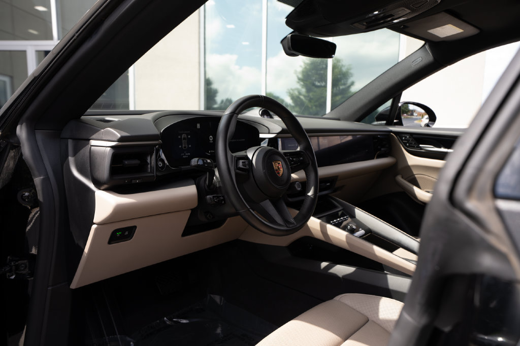 Used 2025 Porsche Macan 4 Electric AWD/4WD image 17